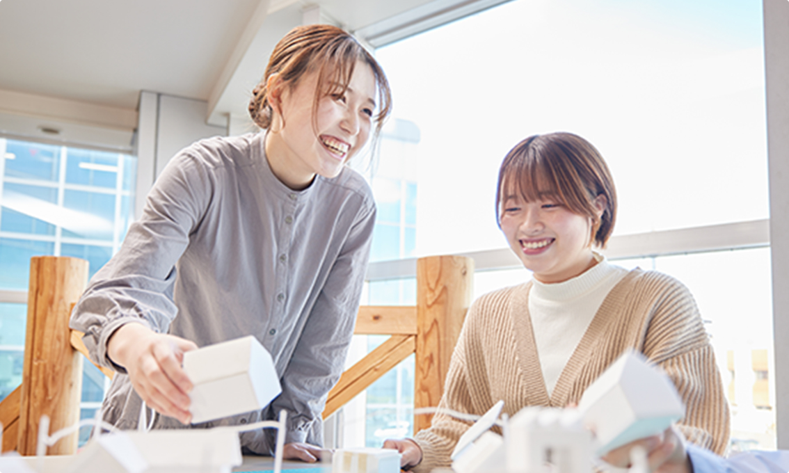 模型制作に取り組む学生